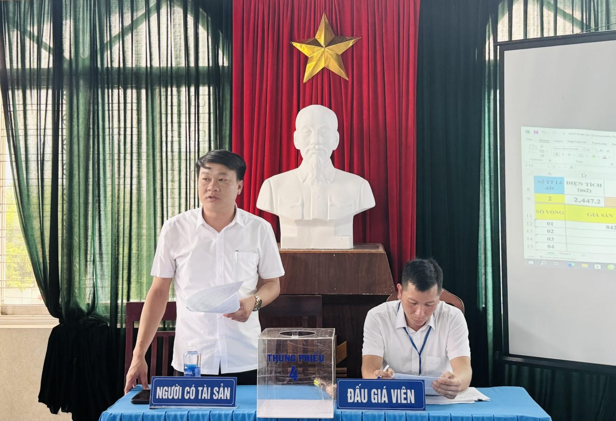 Chiều 13/7, Trung tâm Dịch vụ sự nghiệp công phường Thuận An (Tp. Huế) phối hợp với Công ty Đấu giá Hợp danh Số 2 STC tổ chức phiên đấu giá cho thuê quyền sử dụng đất nông nghiệp