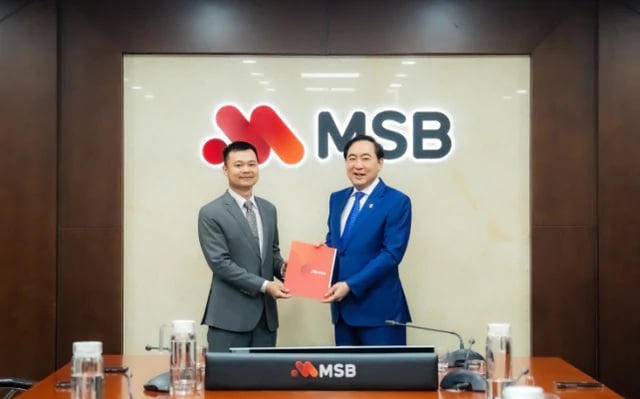Ông Hoàng Việt Phương (bên trái) nhận quyết định bổ nhiệm chức vụ Phó Tổng Giám đốc MSB từ ông Trần Anh Tuấn, Chủ tịch HĐQT MSB.