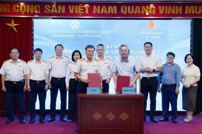 Phó cục trưởng Cục Thuế Lê Long và Phó giám đốc Sở Khoa học và Công nghệ TP Hà Nội Nguyễn Tiến Sỹ thực hiện ký kết Quy chế phối hợp.