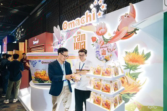 Khách hàng tham khảo các sản phẩm của Masan Comsumer