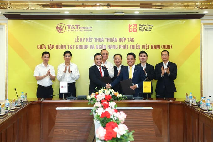 Đại diện T&T Group và Ngân hàng Phát triển Việt Nam ký kết thỏa thuận hợp tác.