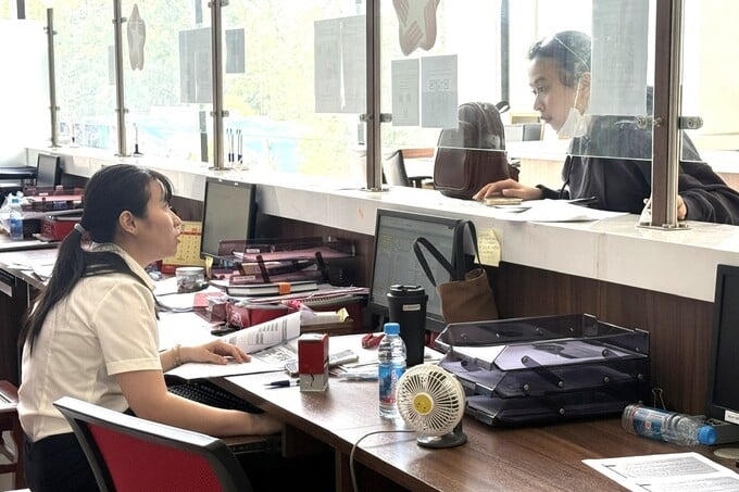 Công chức Thuế Tp. Đồng Nai hướng dẫn doanh nghiệp thực hiện thủ tục kê khai thuế. Ảnh Đỗ Doãn.
