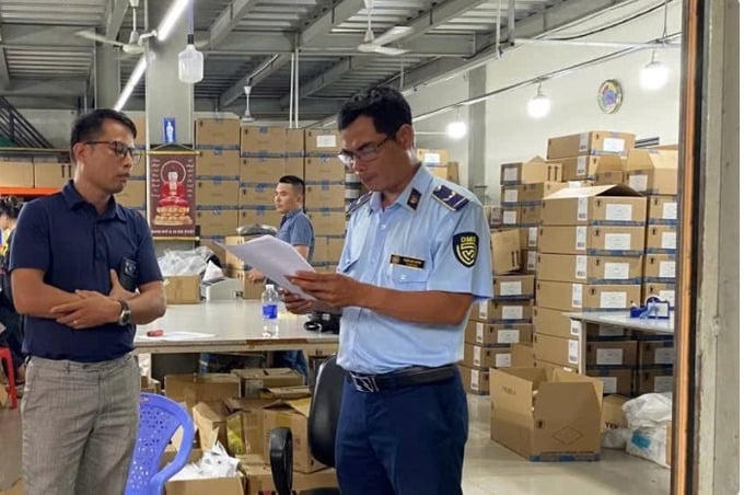 Cơ quan chức năng kiểm tra, phát hiện số lượng lớn hàng hoá giả mạo nhãn hiệu.