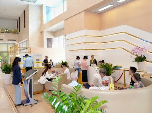 Khách hàng giao dịch tại Nam A Bank