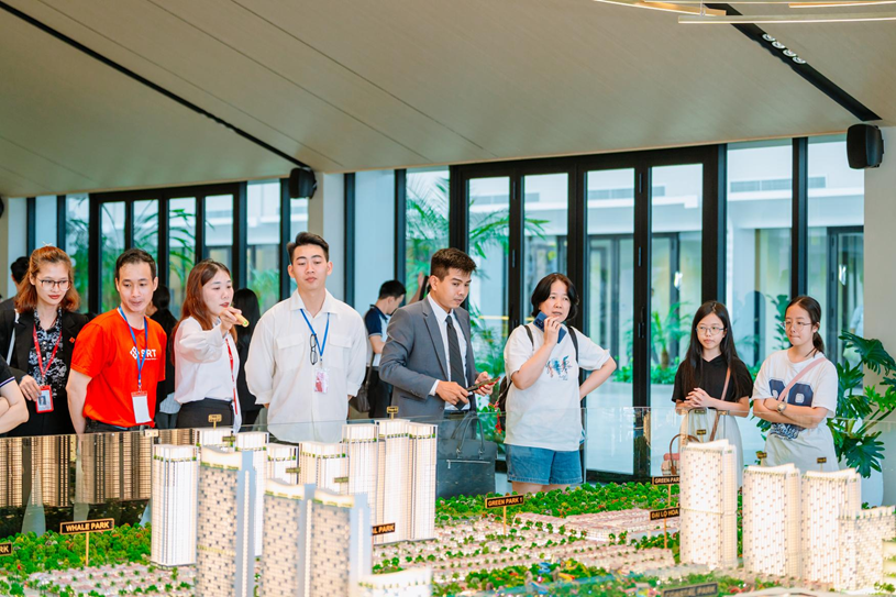 Khách hàng, nhà đầu tư đánh giá cao tiềm năng tăng trưởng dài hạn tại Blanca City. Ảnh: Nguyễn Đạt