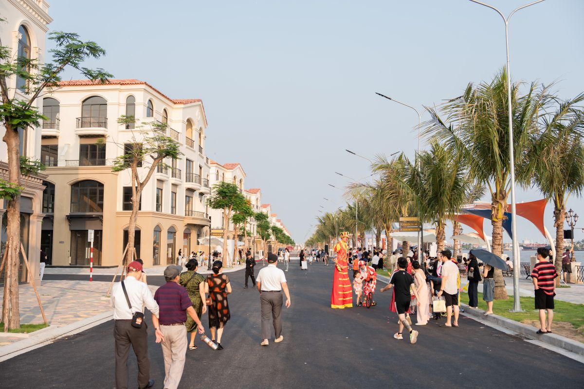 Giới thượng lưu đất Cảng tìm tài sản truyền đời, nhà phố đa công năng Royal Boulevard lên ngôi