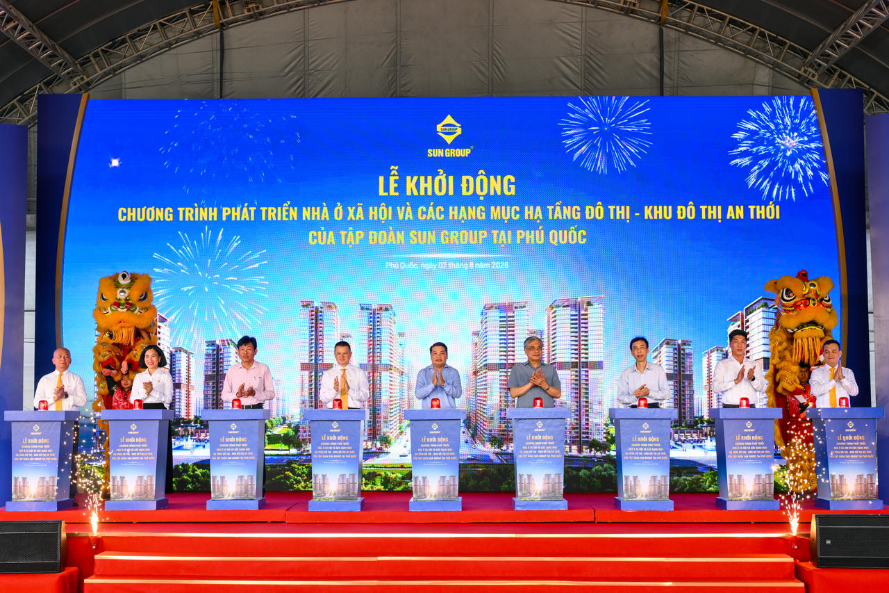 Các đại biểu thực hiện nghi thức khởi động dự án.