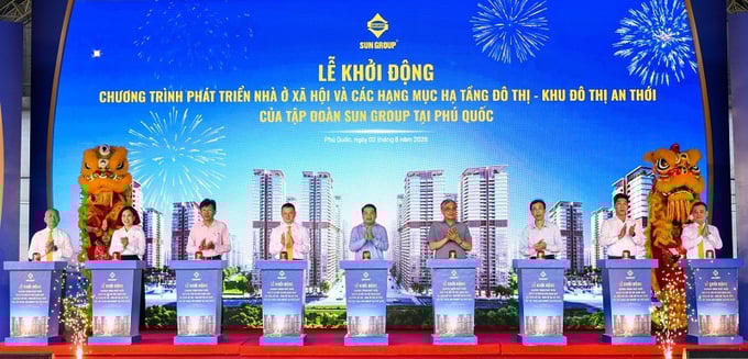 Các đại biểu và chủ đầu tư bấm nút khởi động dự án.