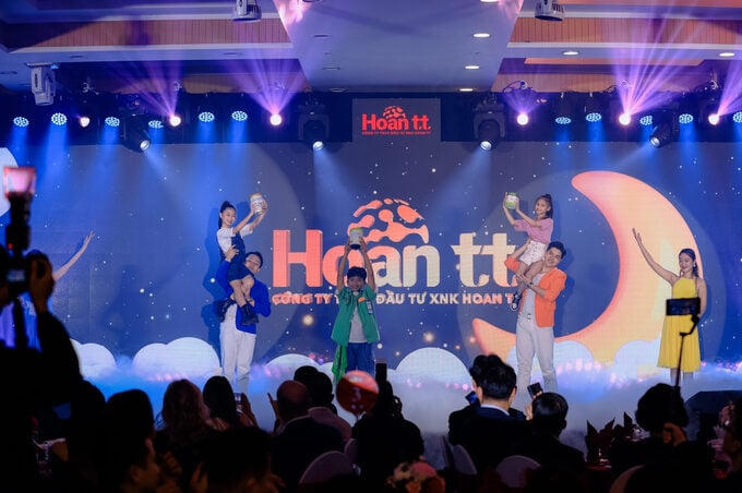 Tiết mục mở màn ấn tượng với bài nhảy “Nhà là nơi” kết hợp giới thiệu các sản phẩm trong hệ sinh thái Hoan TT.