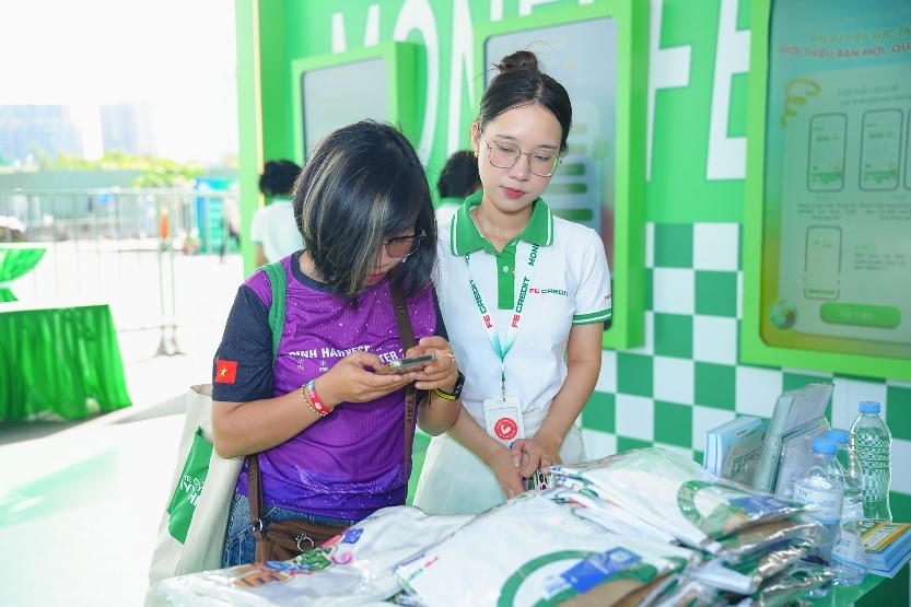 Khánh hàng dễ dàng tìm hiểu và đăng ký ngay trên ứng dụng FE ONLINE 2.0. Ảnh FE CREDIT.