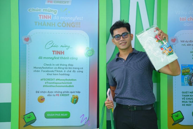 Khách hàng thích thú với trải nghiệm mới lạ. Ảnh FE CREDIT.