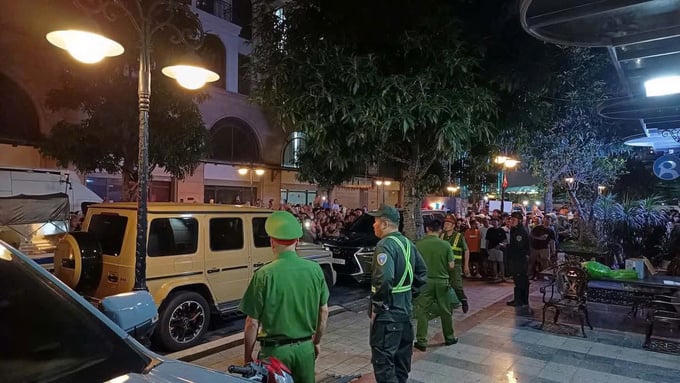 Lực lượng chức năng có mặt tại nơi ở của Huấn Hoa Hồng. Ảnh: TP.