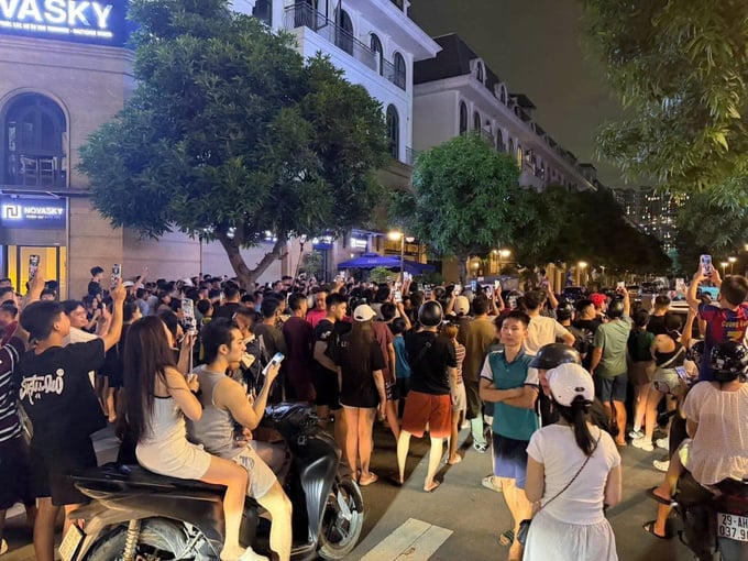 Hàng trăm người dân đứng kín hai bên đường để quay phim, livestream tại khu vực HUấn Hoa Hồng sinh sống. (Ảnh: MXH)