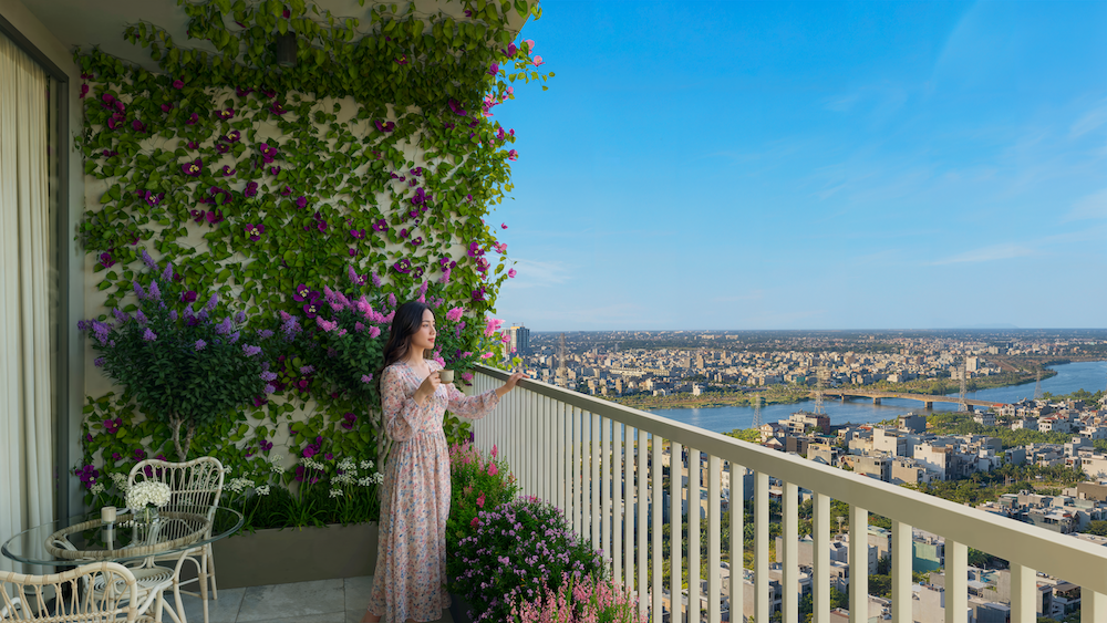 Khung cảnh ngoạn mục thu trọn từ ban công penthouse không chỉ thỏa mãn trải nghiệm sống mà còn bảo chứng cho dư địa tăng giá bền vững. Ảnh minh họa. Nguồn ảnh: Sun Property.