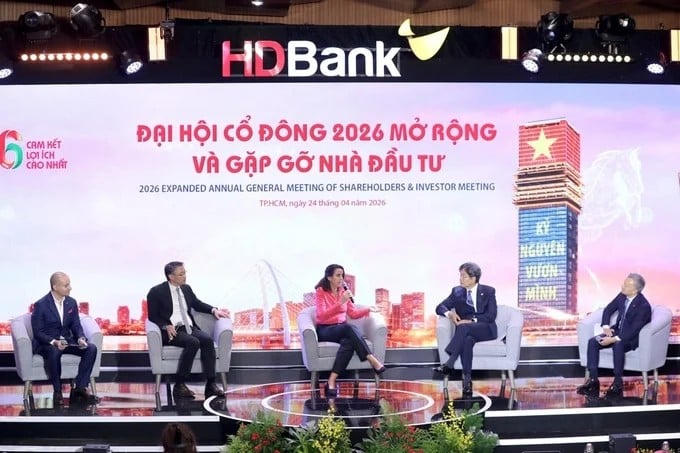 Các nhà đầu tư chia sẻ tầm nhìn và tham vọng của HDBank trong tương lai (Ảnh: Nam Anh).