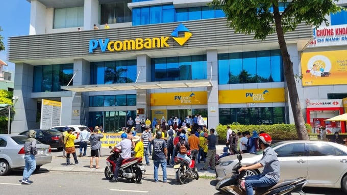 Người dân mua đất tại dự án New Danang City trong một lần đến PVcomBank chi nhánh Đà Nẵng khiếu nại (ảnh tư liệu)