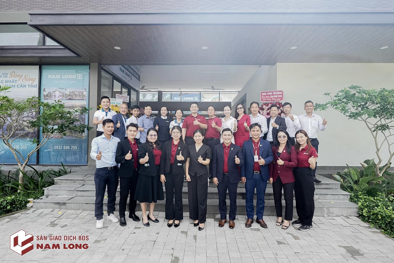 Ban lãnh đạo và đội ngũ Sàn Giao dịch Bất động sản Nam Long tại lễ khai trương.