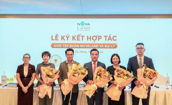 Đại diện Novaland và các đại lý thực hiện nghi thức hợp tác