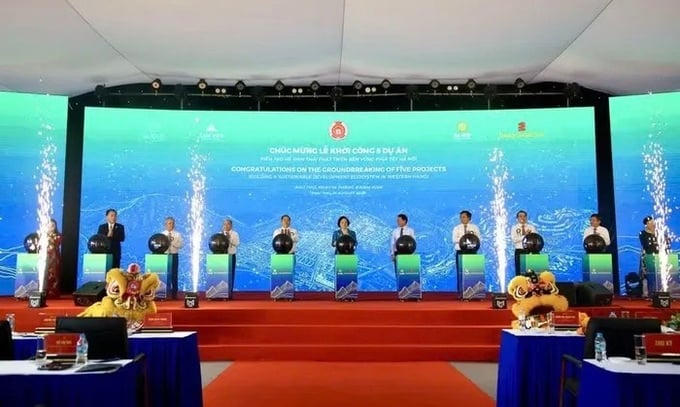 Phó thủ tướng Phạm Thị Thanh Trà cùng các đại biểu thực hiện nghi thức khởi công Tổ hợp dự án.
