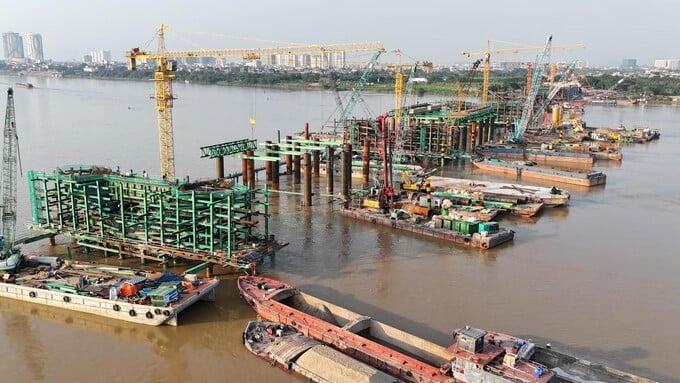 Các trụ cầu chính đang vươn lên giữa sông Hồng, đánh dấu bước chuyển từ thi công nền móng sang hoàn thiện kết cấu cầu.