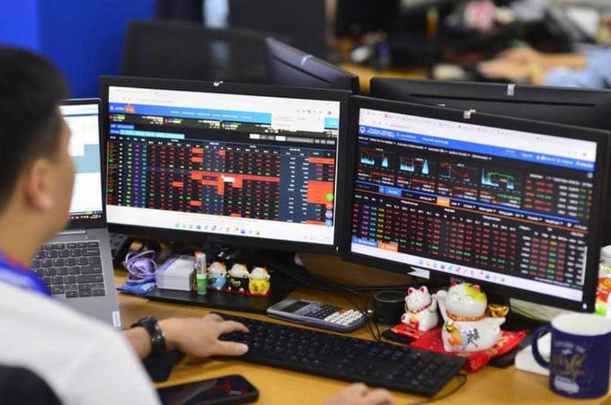 Cổ phiếu bất động sản đồng loạt “đỏ lửa”, NTL giảm gần 7%.