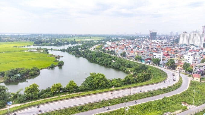 Khu đô thị Lĩnh Nam dự kiến bố trí quỹ căn hộ tái định cư phục vụ người dân bị ảnh hưởng bởi dự án Trục đại lộ cảnh quan sông Hồng. Trong ảnh là Đê Nguyễn Khoái hiện hữu.
