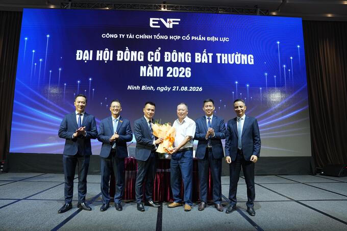 Lãnh đạo EVF tặng hoa chúc mừng.