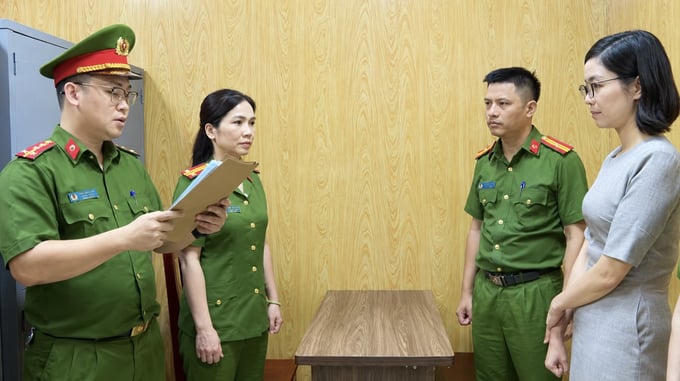 Cơ quan chức năng đọc lệnh bắt tạm giam Nguyễn Thị Vân - nguyên Phó giám đốc Ngân hàng Hợp tác xã Việt Nam - Chi nhánh Thanh Hóa. Ảnh: Công an tỉnh Thanh Hóa