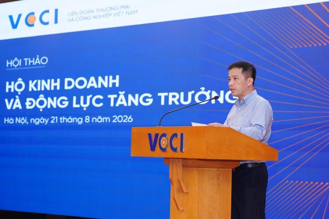 Ông Đậu Anh Tuấn - Phó tổng Thư ký kiêm Trưởng Ban Pháp chế VCCI trao đổi.