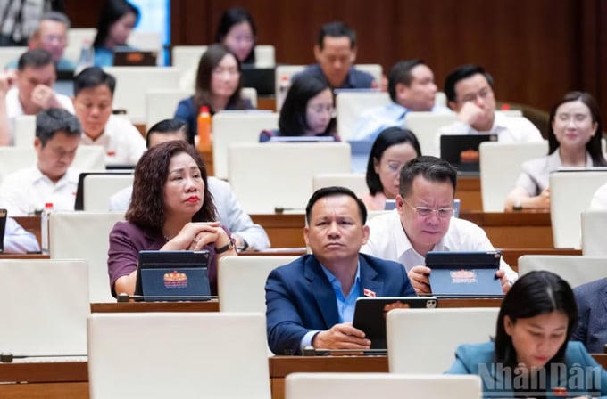 Quốc hội thảo luận ở hội trường sáng 22/8. (Ảnh Nhân dân).