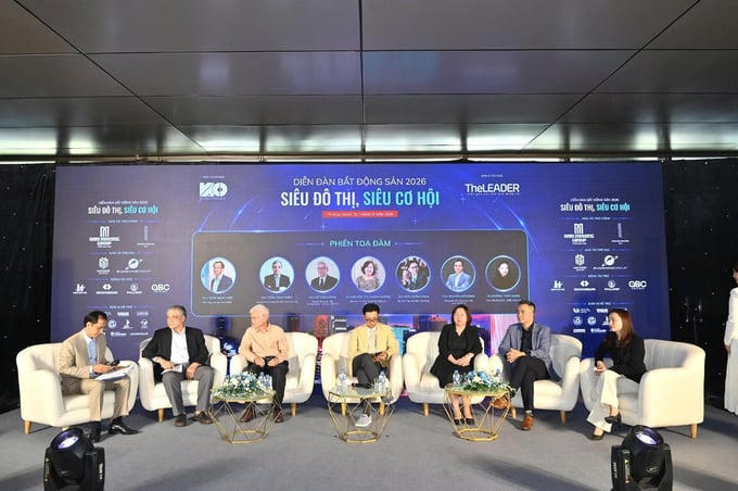 Bà Nguyễn Thị Thanh Hương (thứ 3 từ phải qua trái) tại Diễn đàn bất động sản 2026 với chủ đề