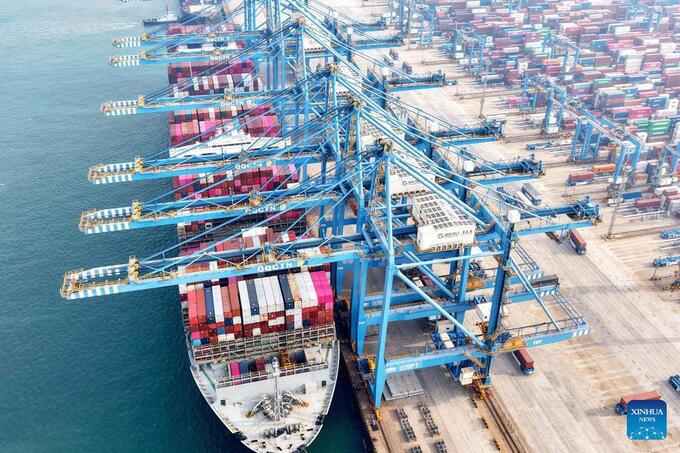 Ông Trump cân nhắc áp thêm thuế 7,5% với hàng hóa Trung Quốc.