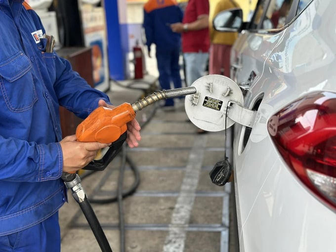 Giá xăng dầu đồng loạt giảm.