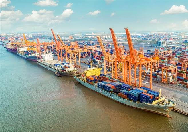 VietinBank muốn bán 2 khối cổ phần gần 700 tỷ tại Cảng Hải Phòng và Cảng Sài Gòn.
