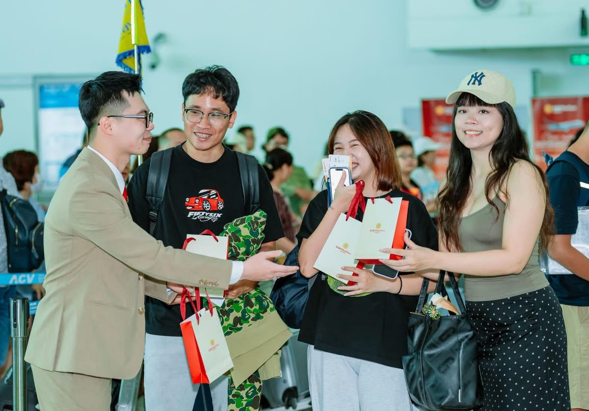 Du khách nhận quà chào mừng từ hãng