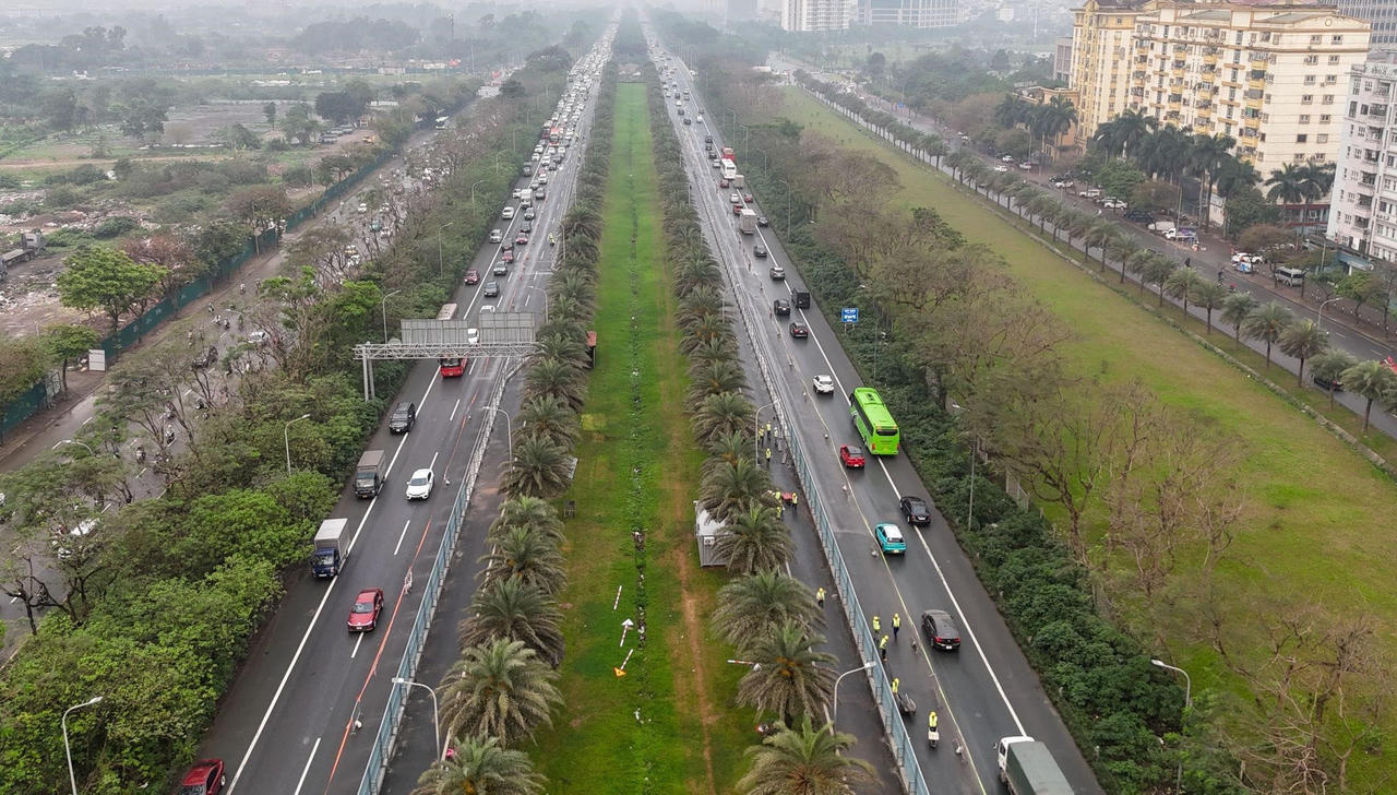 Triển khai rào chắn trên Đại lộ Thăng Long, tổ chức lại giao thông phục vụ thi công tuyến Metro số 5 (Nguồn G.Empire Group)
