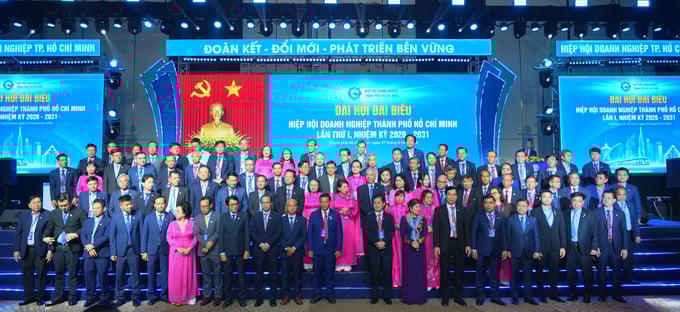 Ban lãnh đạo nhiệm kỳ mới của HUBA rắt mắt đại hội.