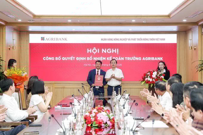 Ông Tô Huy Vũ - Chủ tịch Hội đồng thành viên Agribank trao Quyết định bổ nhiệm Kế toán trưởng đối với ông Nguyễn Văn Chắt. (Ảnh: Agribank)