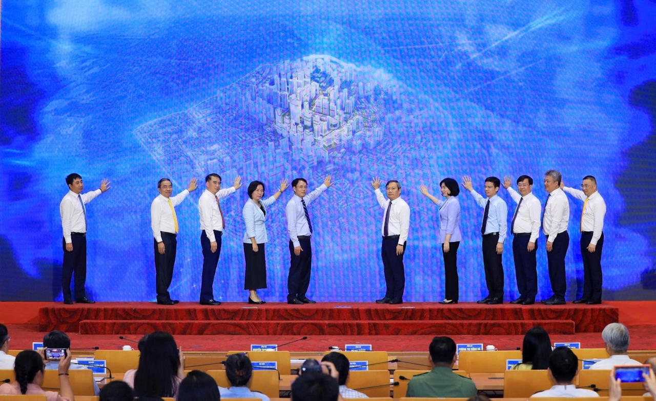 Lãnh đạo UBND thành phố Hà Nội và các chủ đầu tư thực hiện nghi lễ khởi công, khánh thành các dự án, công trình tiêu biểu kỷ niệm 81 năm Ngày Quốc khánh.