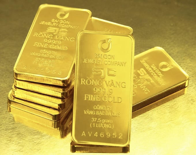 Giá vàng thế giới tăng mạnh, trong nước phân hóa.