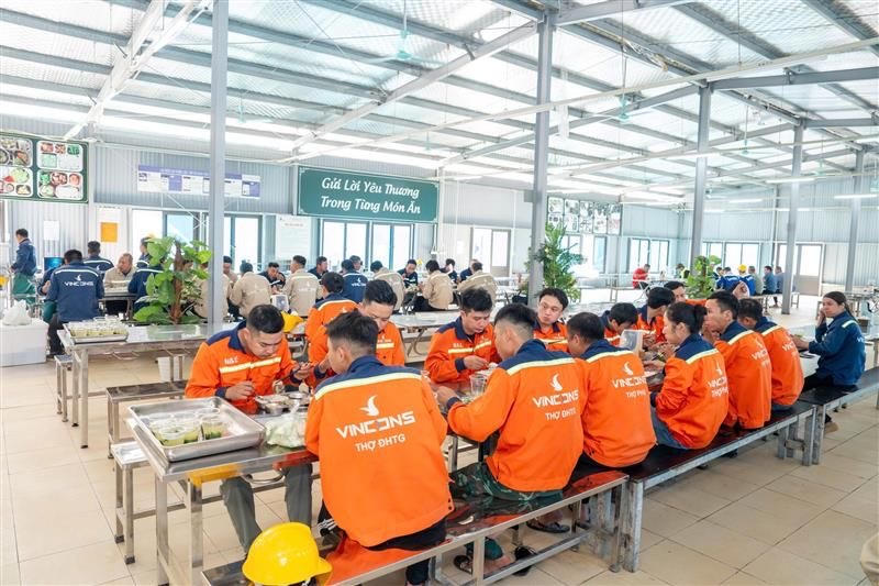 Hệ thống ký túc xá có điều hòa, bữa ăn miễn phí giúp người lao động gạt bỏ tâm lý bấp bênh, yên tâm gắn bó cùng doanh nghiệp.