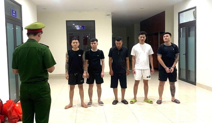 Các đối tượng bị tạm giữ để phục vụ điều tra (ảnh CA)