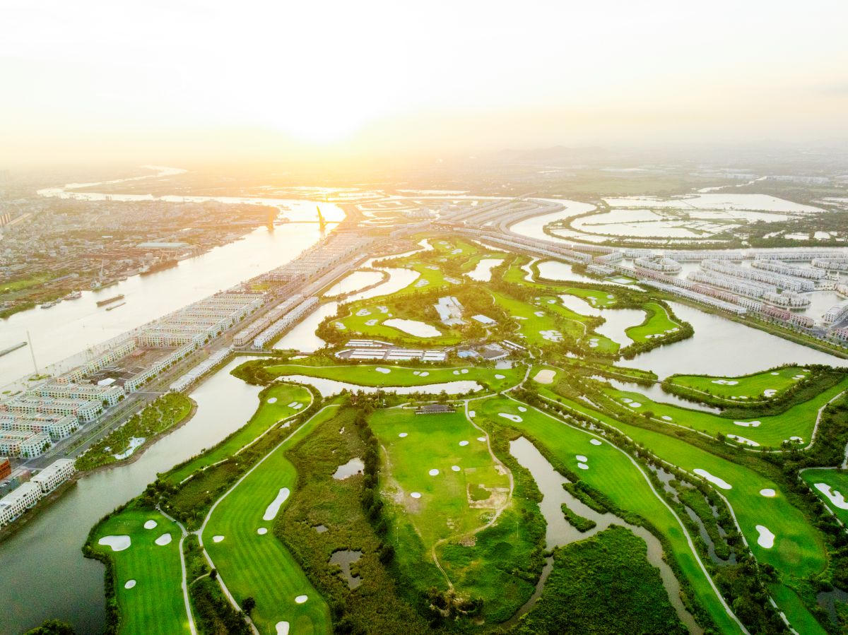 Sân golf 36 hố quy mô hàng đầu Đông Nam Á là một trong những tiện ích điểm nhấn của Vinhomes Royal Island. Nguồn: Vinhomes.