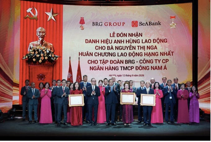 Ủy viên Bộ Chính trị, Chủ tịch Quốc hội Trần Thanh Mẫn trao Danh hiệu Anh hùng Lao động cho doanh nhân Nguyễn Thị Nga cùng Huân chương Lao động hạng Nhất cho Tập đoàn BRG và Ngân hàng SeABank.