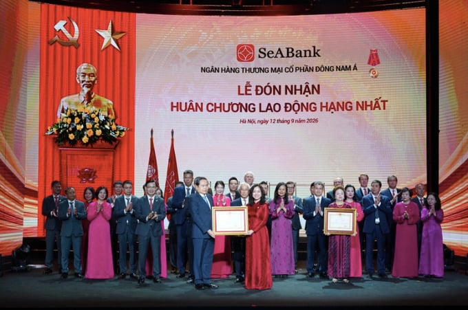 Bà Lê Thu Thuỷ - Phó Chủ tịch HĐQT SeABank đại diên Ngân hàng đón nhận Huân chương Lao động hạng Nhất.