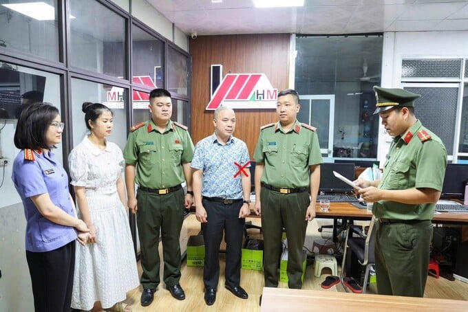 Cơ quan chức năng khám xét khẩn cấp nơi làm việc của Nguyễn Văn Hiếu. Ảnh: Công an Phú Thọ