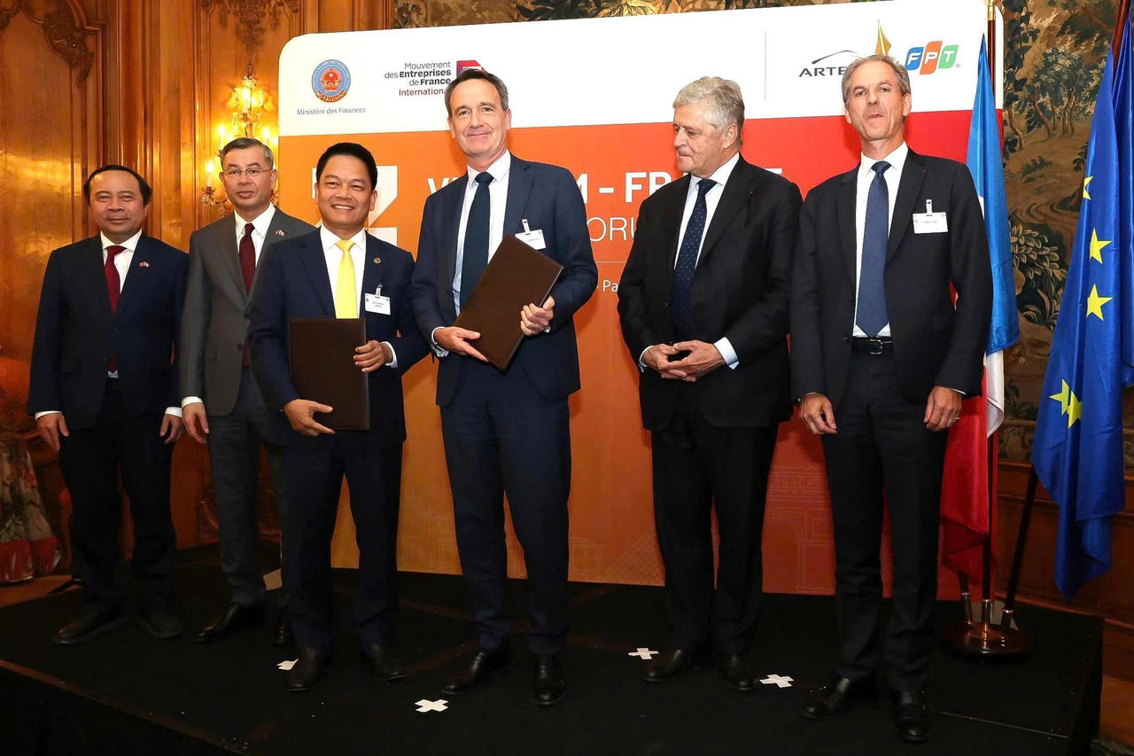 Ông Nguyễn Ngọc Nghị, Phó Tổng Giám đốc T&T Group, Chủ tịch CTCP Tập đoàn Năng lượng T&T và Ông Arnaud Lenail Chouteau, Phó Chủ tịch Cấp cao kiêm Tổng Giám đốc TotalEnergies Gas & Power Activities trao biên bản ghi nhớ về hợp tác phát triển Dự án điện khí LNG Long Sơn.