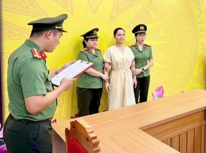 Cơ quan Công an tống đạt quyết định khởi tố đối với Vũ Thị Dung. Ảnh Công an Tuyên Quang.