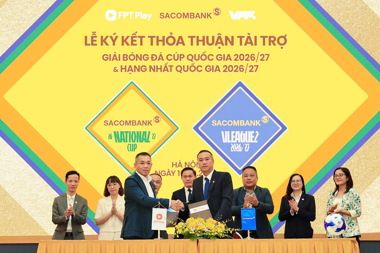 Đại diện SACOMBANK - ông Nguyễn Xuân Vũ (Thành viên HĐQT) và Đại diện Công ty cổ phần Viễn thông FPT - ông Phạm Thanh Tuấn (Phó TGĐ) thực hiện nghi thức ký kết tài trợ cho Giải Cúp Quốc gia