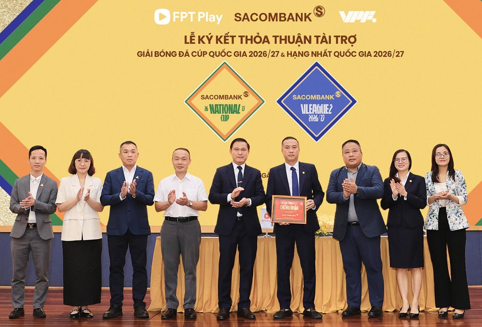 Đại diện SACOMBANK - ông Nguyễn Xuân Vũ (Thành viên HĐQT) nhận chứng nhận Nhà tài trợ chính cho hai giải đấu chuyên nghiệp cấp quốc gia.